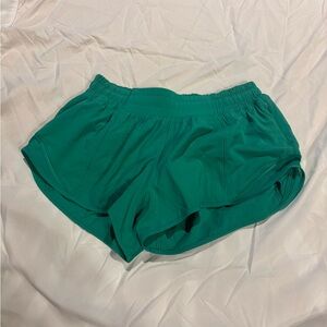Lululemon Hotty Hot emerald green shorts, size 4, 2.5 inch